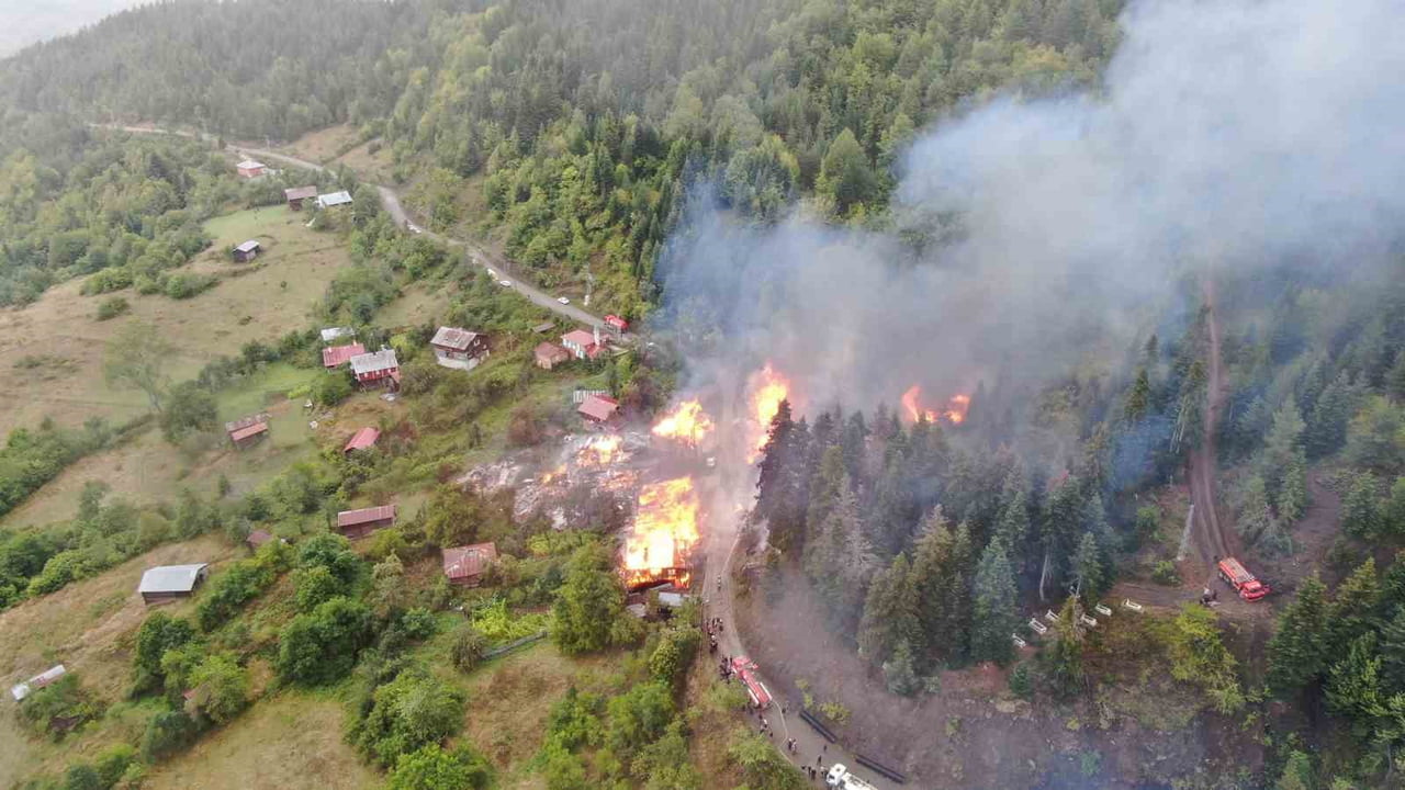 KASTAMONU'NUN İNEBOLU İLÇESİNDE ÇIKAN VE EVLERE SIÇRAYAN YANGINA EKİPLERİN MÜDAHALESİ DEVAM...