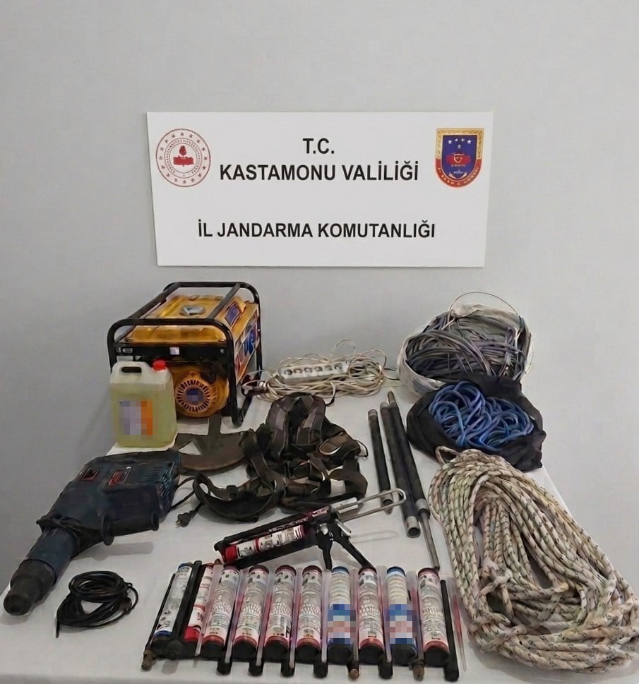 KASTAMONU'NUN PINARBAŞI İLÇESİNDE DEFİNE BULMAK İÇİN İZİNSİZ KAZI YAPAN 4 ŞAHIS,  BÖLGEYE...