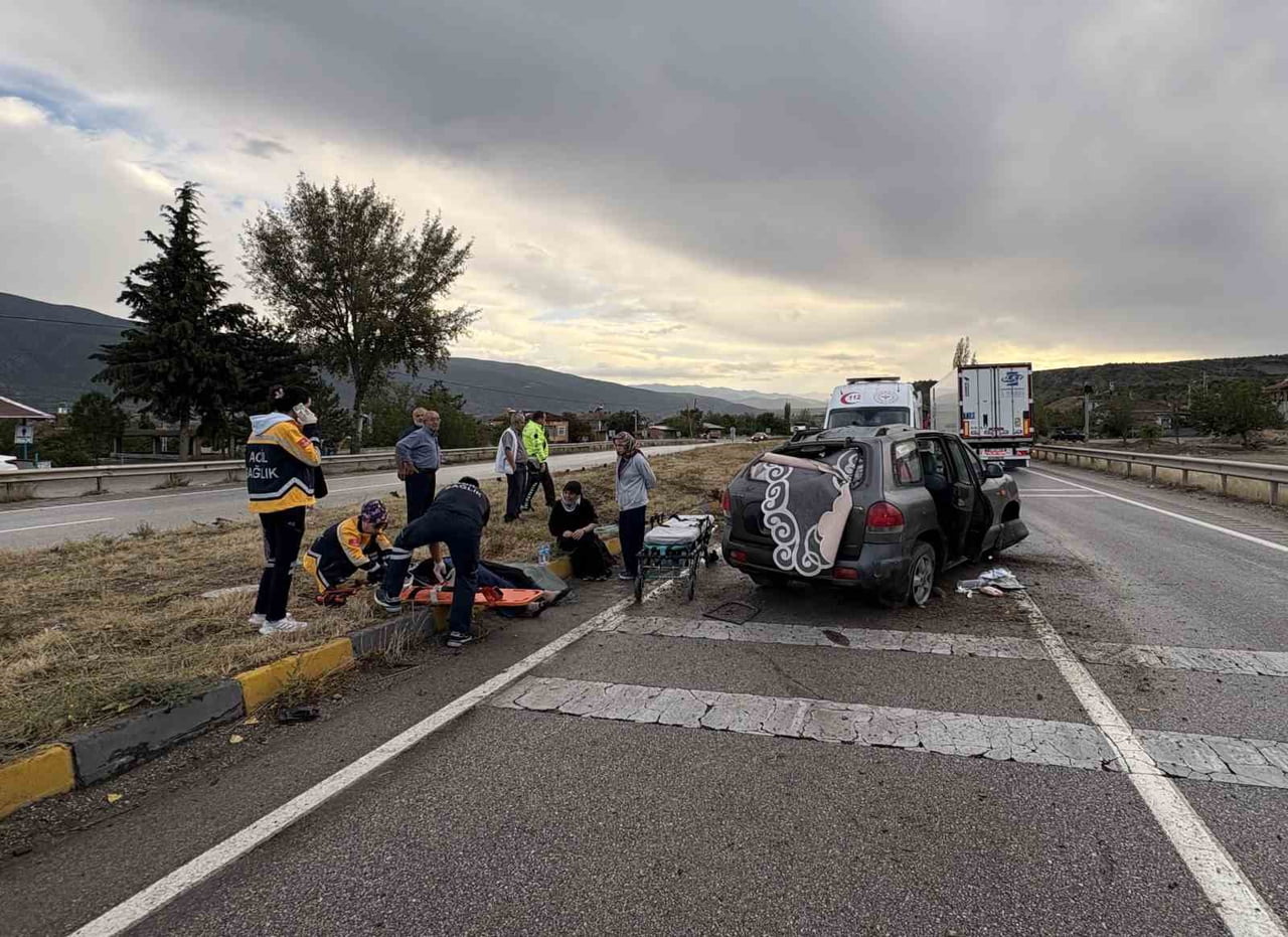 KASTAMONU'NUN TOSYA İLÇESİ D100 KARAYOLUNDA OTOMOBİLİN REFÜJE ÇARPMASI NETİCESİNDE MEYDANA GELEN...