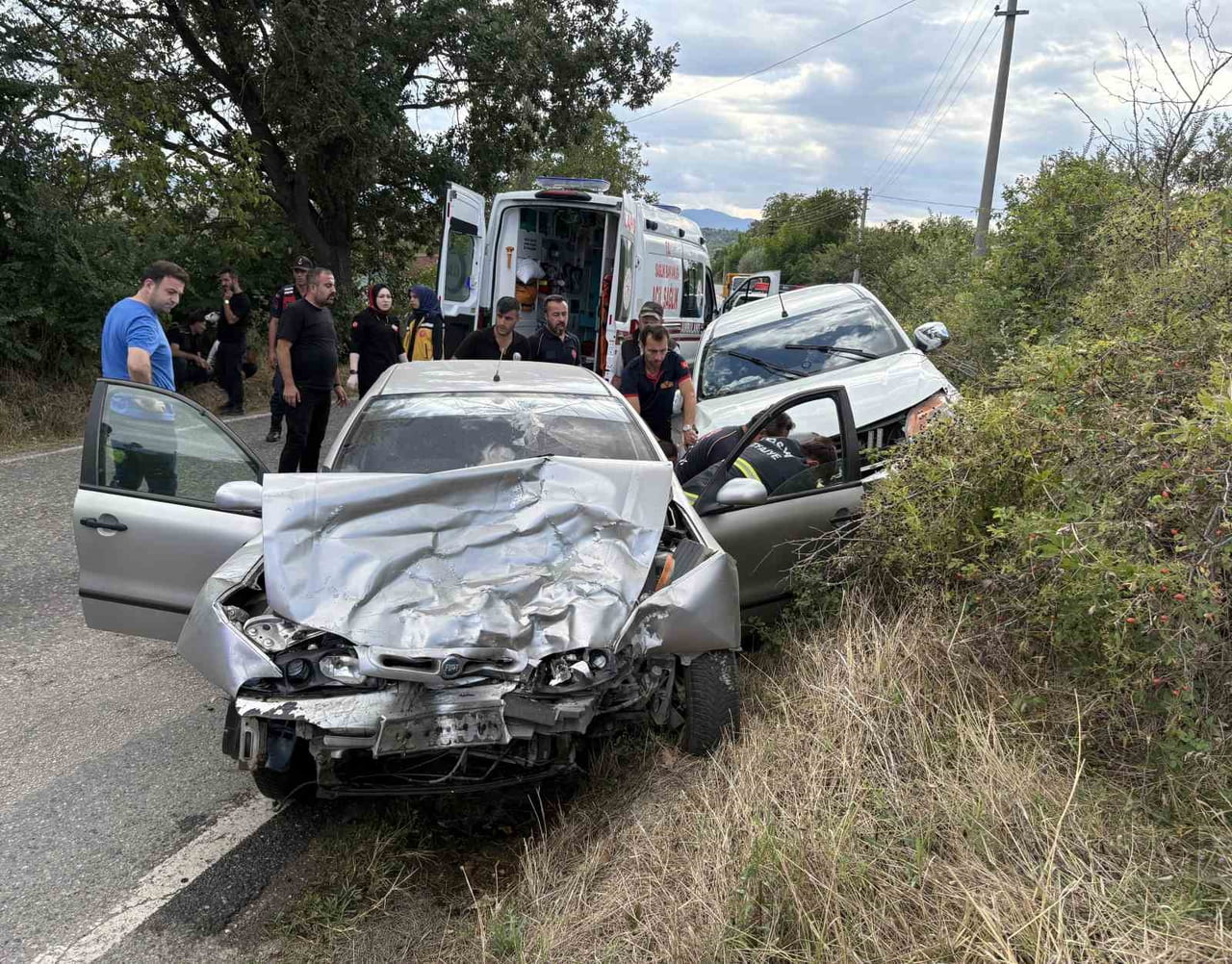 KASTAMONU'NUN TOSYA İLÇESİNDE KAMYONET İLE OTOMOBİLİN ÇARPIŞTIĞI KAZADA 4 KİŞİ...
