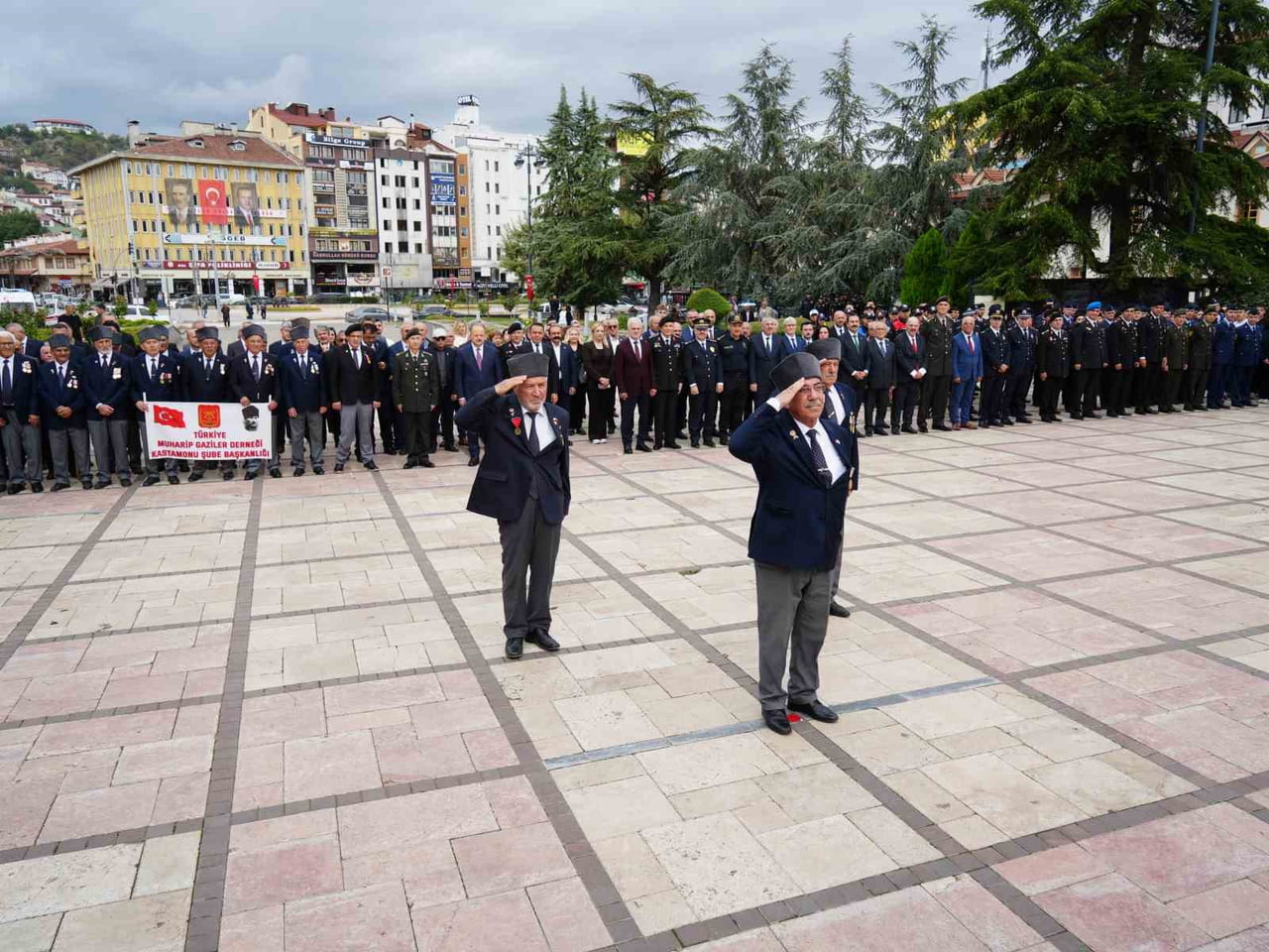 KASTAMONU CUMHURİYET MEYDANI ATATÜRK VE ŞEHİT ŞERİFE BACI ANITI’NDA ÇELENK SUNMA TÖRENİ...