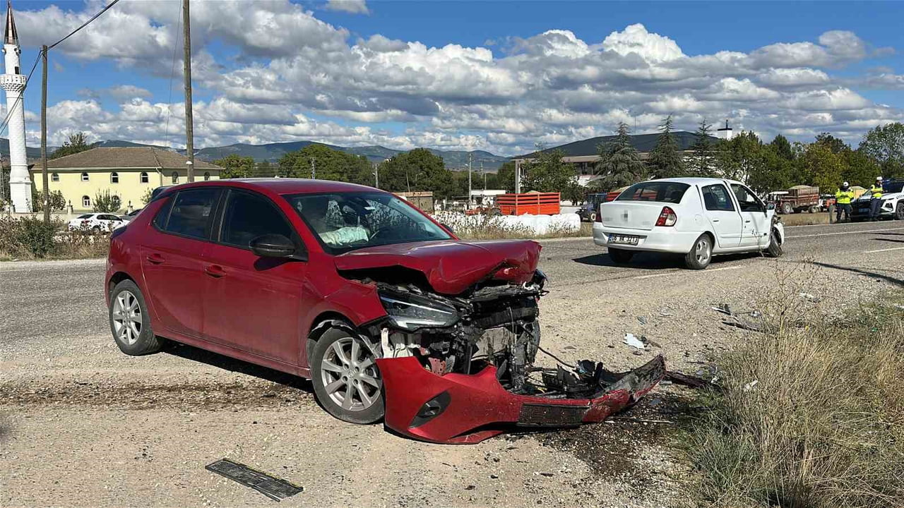 KASTAMONU’DA İKİ OTOMOBİLİN ÇARPIŞMASI SONUCU MEYDANA GELEN KAZADA ÜÇ KİŞİ YARALANDI.