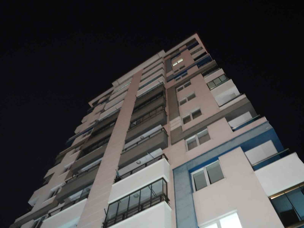 KASTAMONU’DA SİGARA İÇTİĞİ ESNADA BALKONDAN DENGESİNİ KAYBEDEREK 12’İNCİ KATTAN DÜŞEN AYŞE KOÇAK...