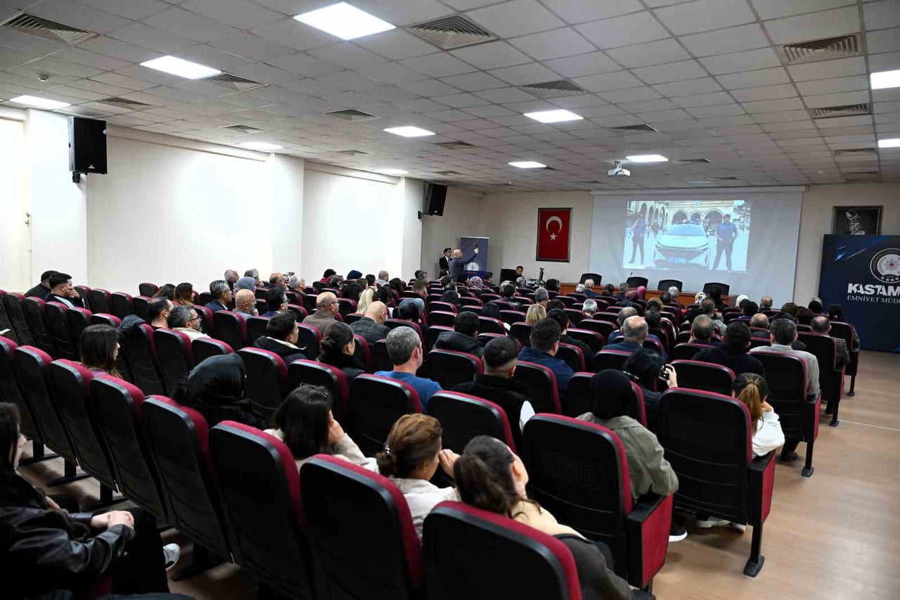 KASTAMONU İL EMNİYET MÜDÜRÜ TAMER TAŞ, KENTTE GÖREV YAPAN OKUL MÜDÜRLERİ VE OKUL BAHÇE...