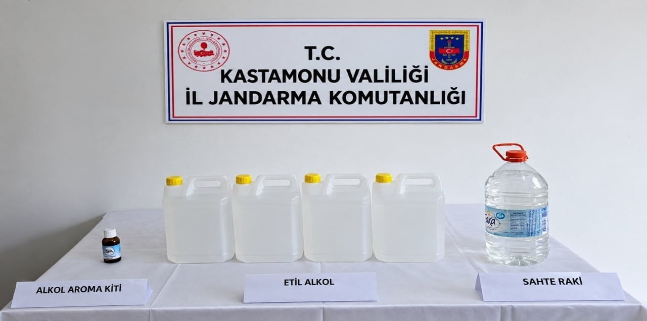 KASTAMONU İL JANDARMA KOMUTANLIĞI EKİPLERİNCE BİR ARAÇTA YAPILAN ARAMADA SAHTE İÇKİ VE ETİL ALKOL...