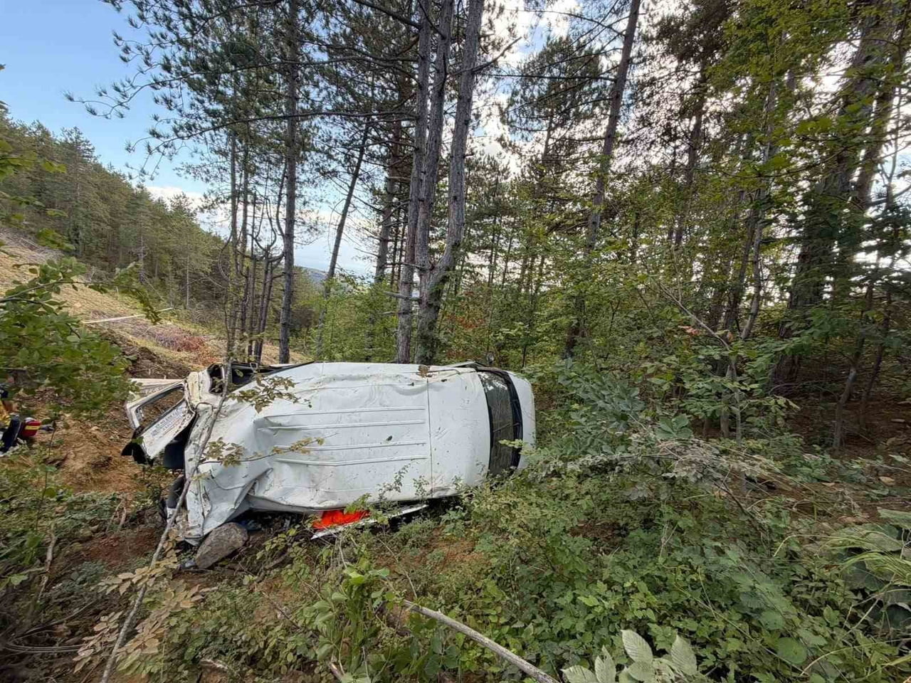 KASTAMONU’NUN ÇATALZEYTİN İLÇESİNDE İŞÇİLERİ TAŞIYAN MİNİBÜS, YAKLAŞIK 100 METRELİK ŞARAMPOLE...