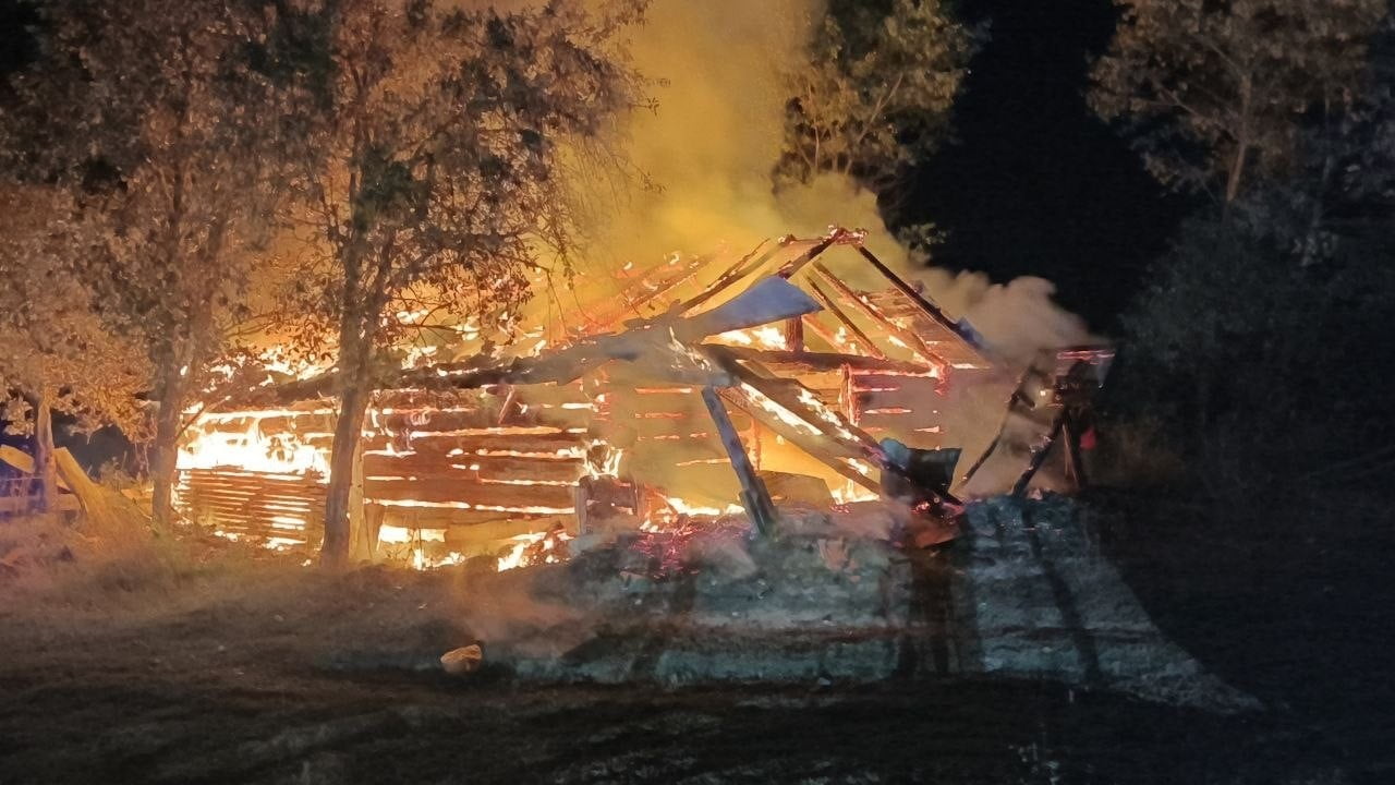 KASTAMONU’NUN DADAY İLÇESİNDE SAMANLIKTA ÇIKAN YANGIN, GECE KARANLIĞINI AYDINLATTI.