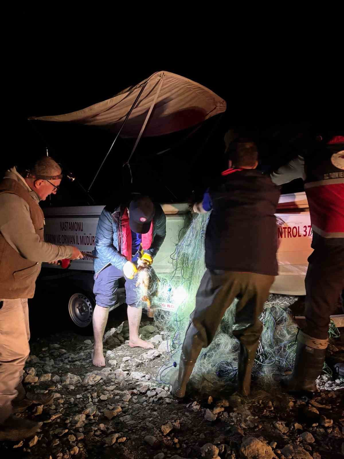KASTAMONU’NUN DEVREKANİ İLÇESİNDE BARAJ GÖLETİNDE HAYALET AĞ OLDUĞUNA DAİR İHBARI DEĞERLENDİREN...