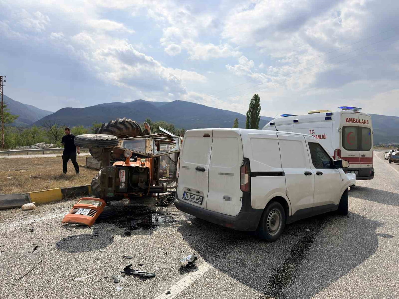 KASTAMONU’NUN HANÖNÜ İLÇESİNDE HAFİF TİCARİ ARAÇ İLE TRAKTÖRÜN ÇARPIŞMASI NETİCESİNDE MEYDANA...