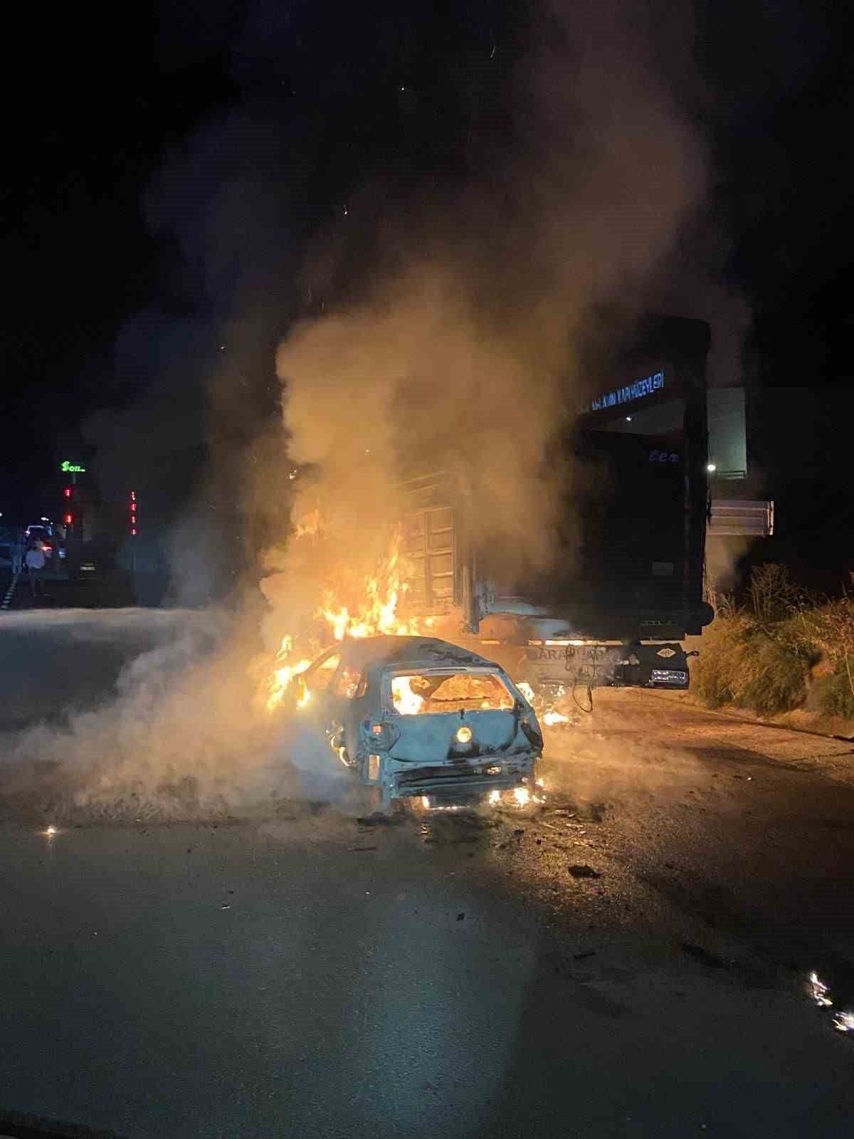 KASTAMONU’NUN TOSYA İLÇESİNDE OTOMOBİL İLE TIRIN ÇARPIŞMASI SONUCU YANGIN ÇIKTI. YANGIN, İTFAİYE...