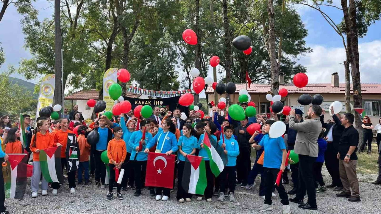 KAVAK’TA GAZZELİ ÇOCUKLAR İÇİN GÖKYÜZÜNE UMUT UÇURULDU