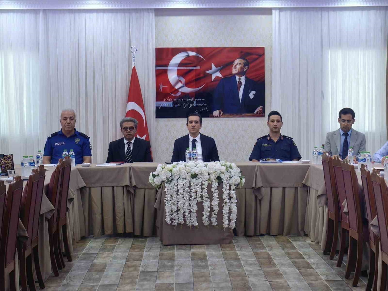 KAYMAKAM EMNİYET MÜDÜRÜ İLÇE JANDARMA KOMUTANI