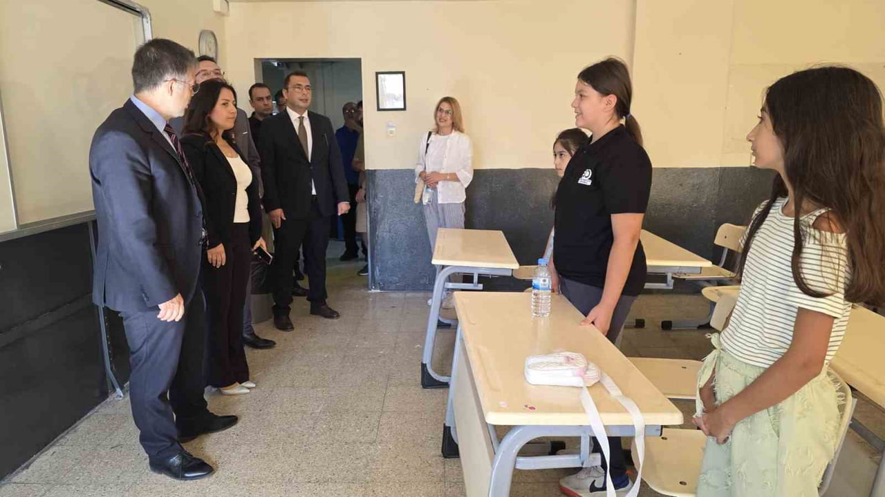KAYMAKAM ÖZTÜRK, UYUM HAFTASINDA ÖĞRENCİLERLE BULUŞTU
