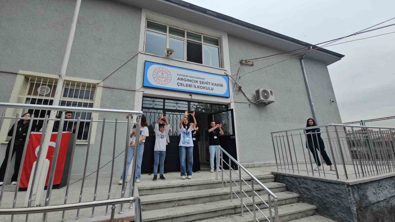 KAYSERİ'DE ÜNİVERSİTE ÖĞRENCİLERİ, ZİYARET ETTİKLERİ İLKOKULLARDA ÖĞRENCİLERE HEM BİLGİLENDİRİCİ...