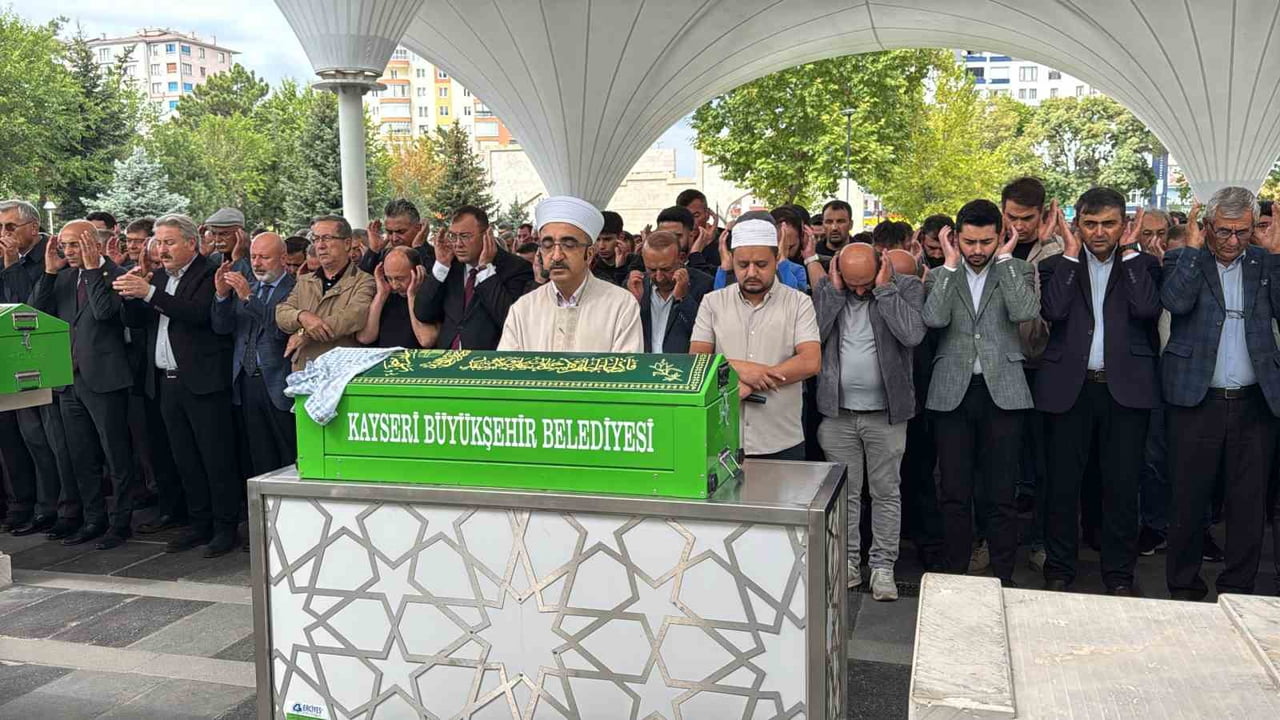 KAYSERİ'NİN HACILAR İLÇESİNDE KAYALIK ALANDA YÜRÜYEN BABASININ KUCAĞINDAYKEN, KAYADAN KOPAN TAŞ...