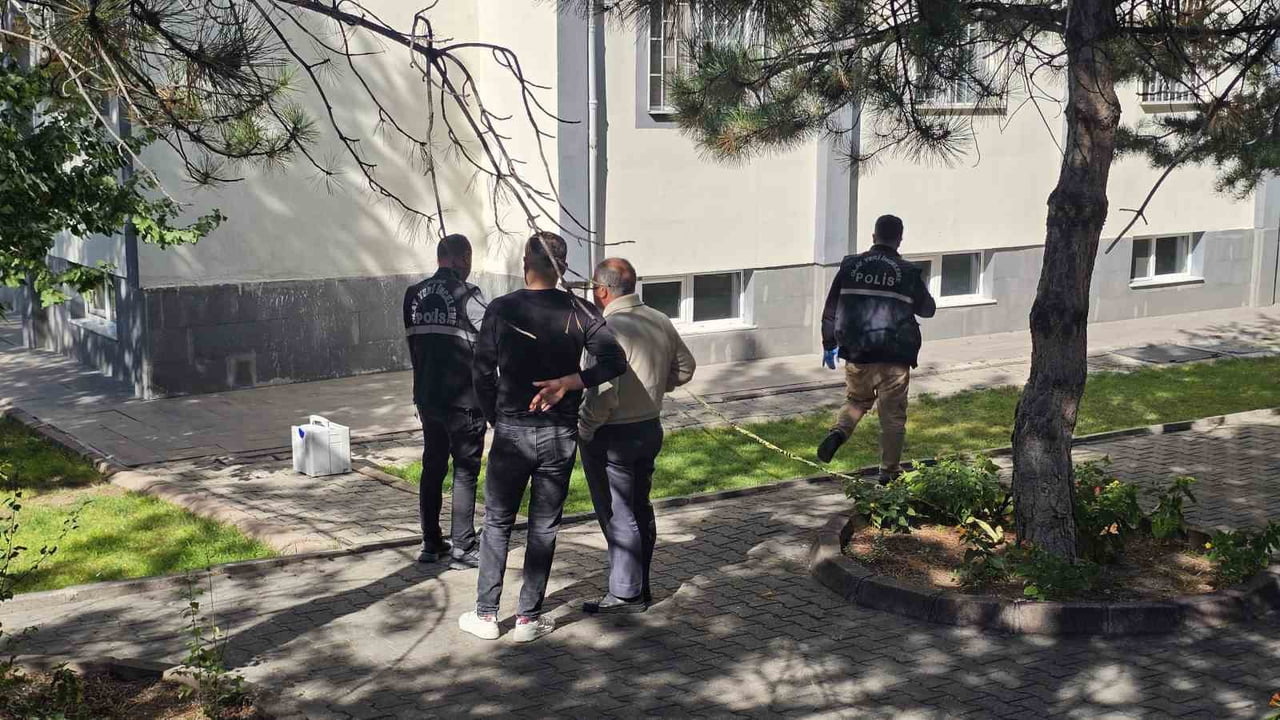 KAYSERİ'NİN KOCASİNAN İLÇESİNDE 3. KATTAKİ EVLERİNİN PENCERESİNDEN DÜŞEN GENÇ KIZ AĞIR...