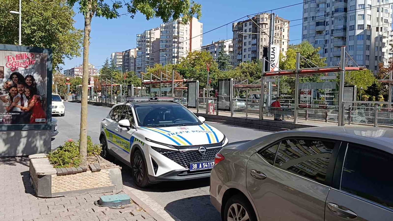 KAYSERİ'NİN KOCASİNAN İLÇESİNDE BİR MOTOSİKLET, KARŞIDAN KARŞIYA GEÇMEKTE OLAN YAŞLI ADAMA ÇARPTI....