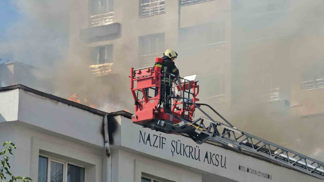 KAYSERİ'NİN KOCASİNAN İLÇESİNDE BULUNAN BİR ERKEK ÖĞRENCİ YURDUNUN ÇATISINDA YANGIN...