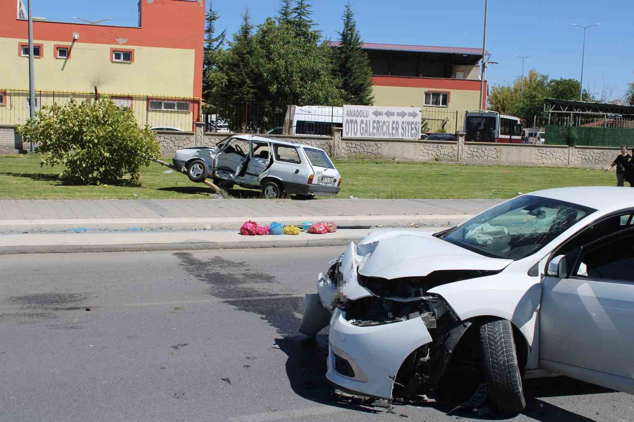 KAYSERİ'NİN KOCASİNAN İLÇESİNDE ÇARPIŞAN OTOMOBİLLERDEN BİRİ YOLDAN ÇIKARAK AĞACA...