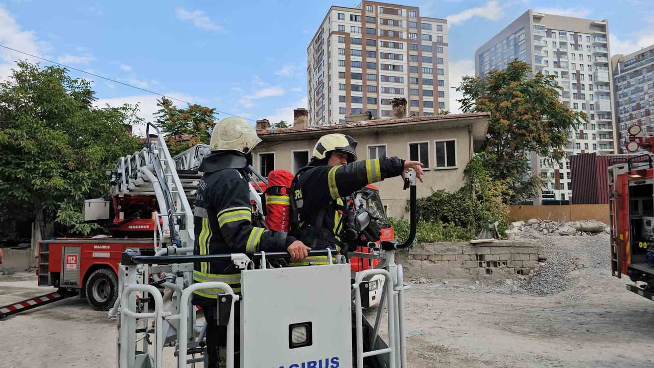 KAYSERİ'NİN KOCASİNAN İLÇESİNDE METRUK EVİN ÇATISINDA ÇIKAN YANGIN, İTFAİYE EKİPLERİNİN MÜDAHALESİ...
