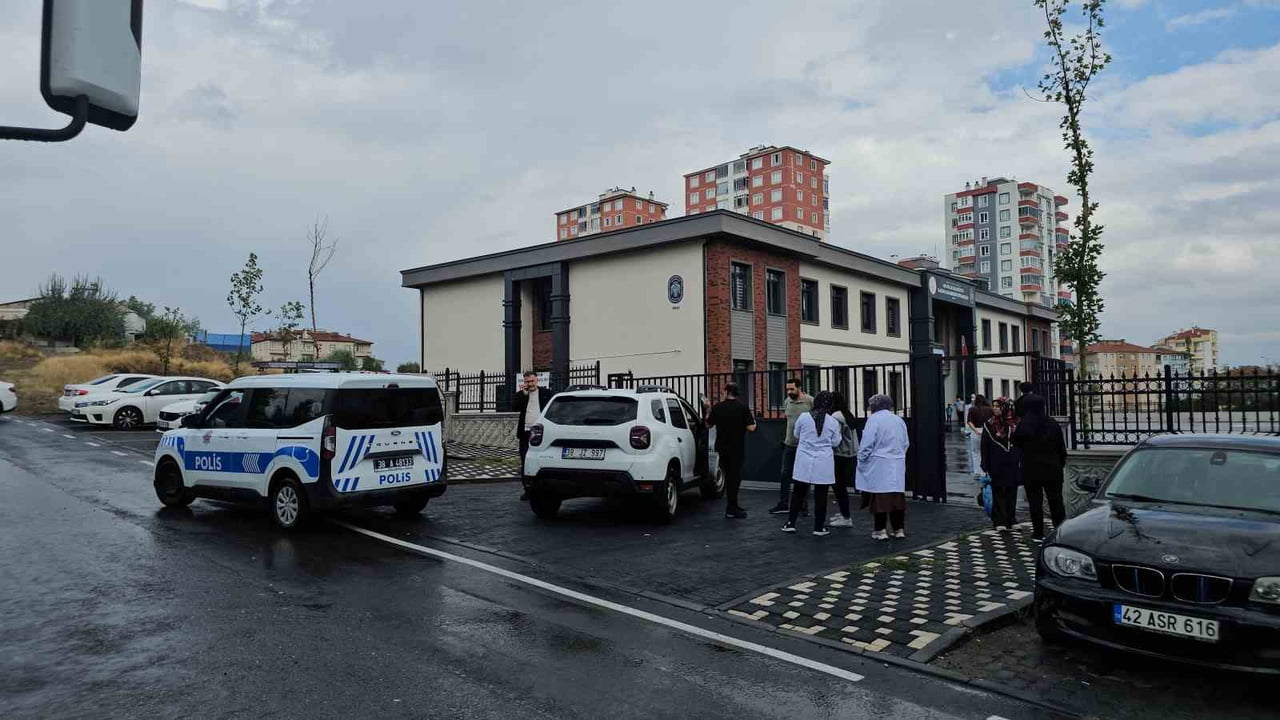 KAYSERİ'NİN MELİKGAZİ İLÇESİNDE BİR ORTAOKULUN ÖNÜNDE OYUNCAK SİLAHLA DOLAŞAN VE SİLAHI OKULA...