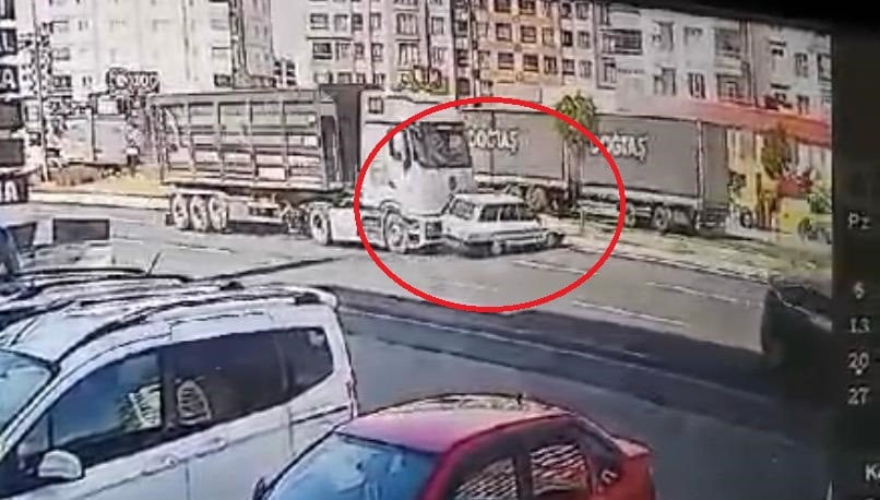 KAYSERİ'NİN MELİKGAZİ İLÇESİNDE TIRLA ÇARPIŞAN OTOMOBİLİN TAKLA ATTIĞI KAZANIN GÖRÜNTÜSÜ ORTAYA...