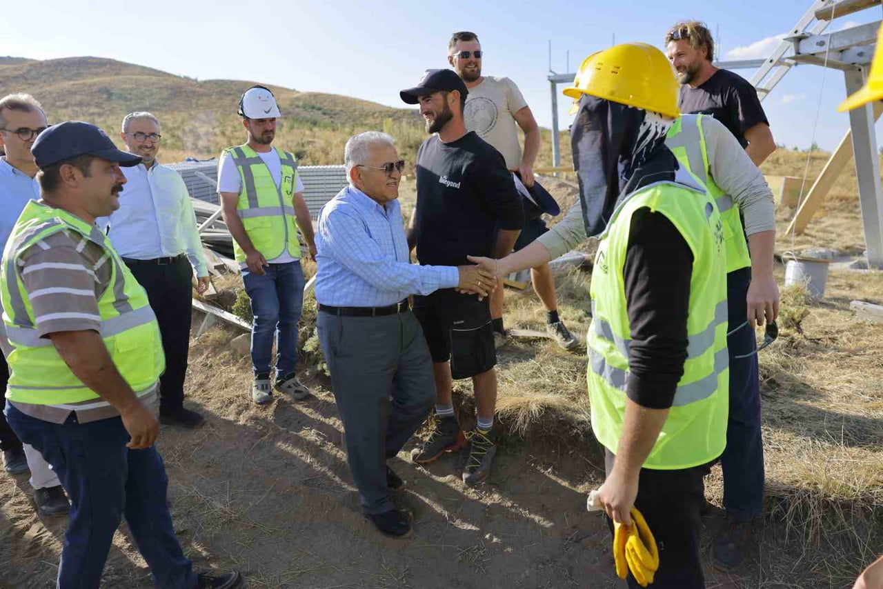 KAYSERİ BÜYÜKŞEHİR BELEDİYE BAŞKANI DR. MEMDUH BÜYÜKKILIÇ, ERCİYES KAYAK MERKEZİ’NDE YAPIMI DEVAM...