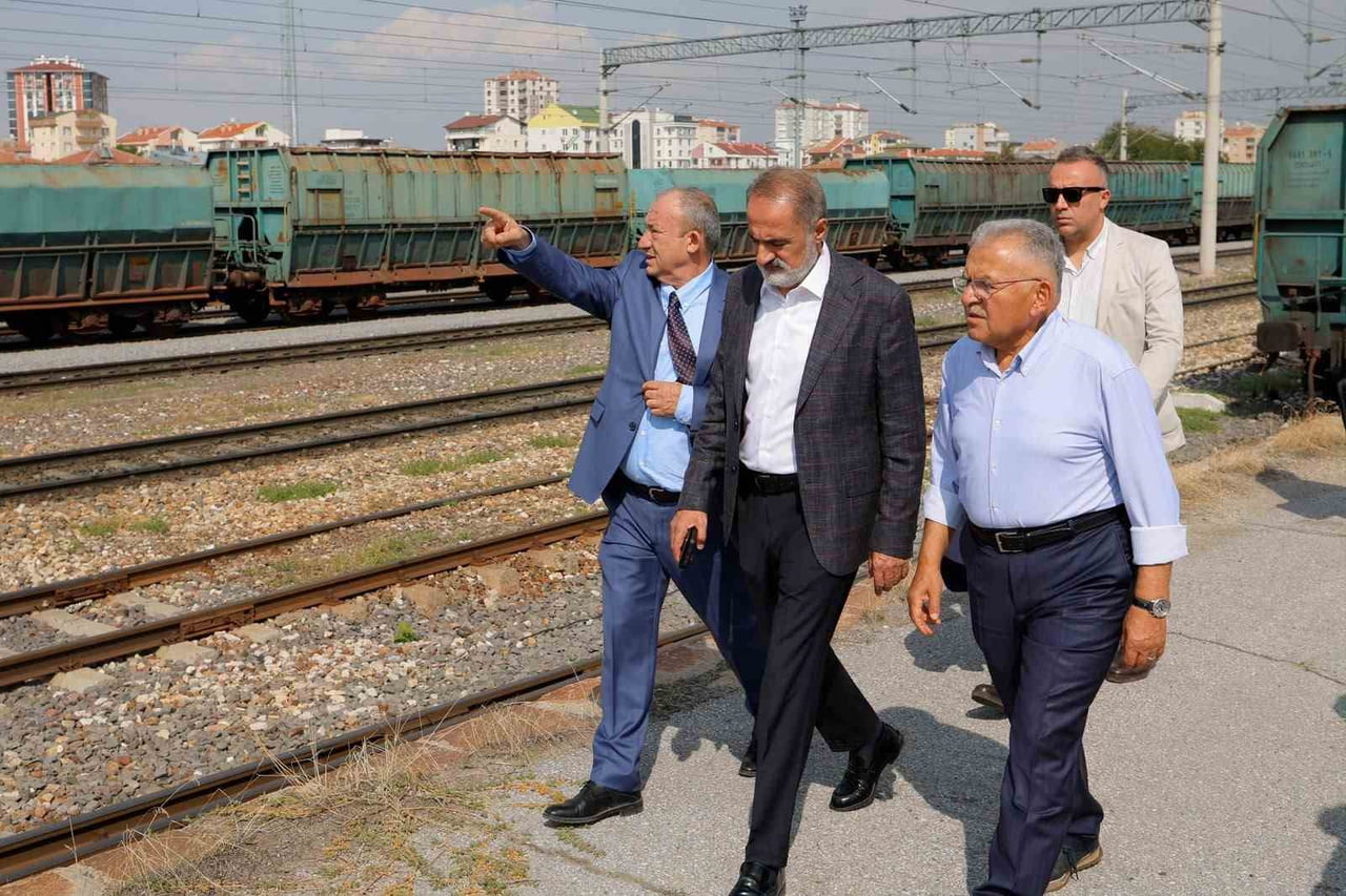KAYSERİ BÜYÜKŞEHİR BELEDİYE BAŞKANI DR. MEMDUH BÜYÜKKILIÇ; TCDD GENEL MÜDÜRÜ VEYSİ KURT VE...