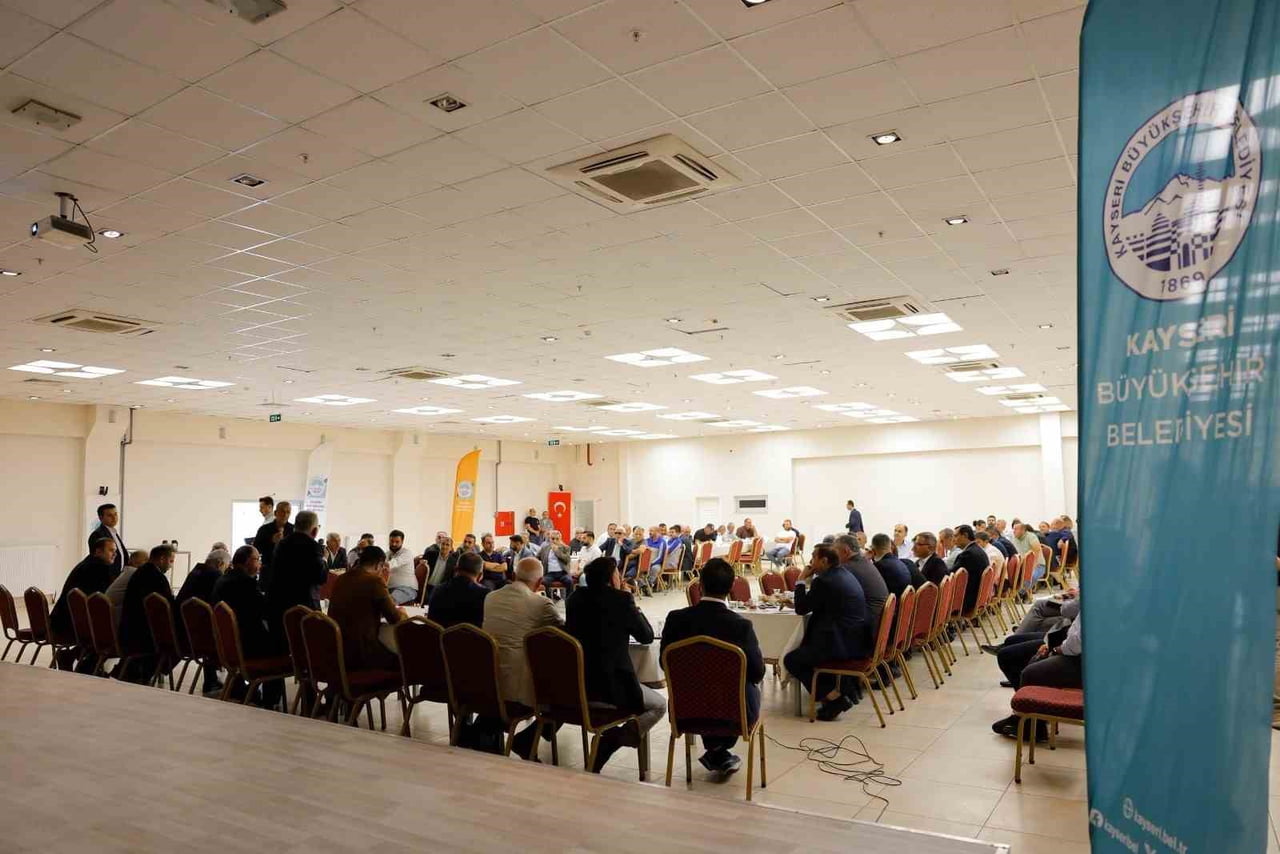 KAYSERİ BÜYÜKŞEHİR BELEDİYE BAŞKANI DR. MEMDUH BÜYÜKKILIÇ, TOMARZA’DA MAHALLE MUHTARLARIYLA BİR...