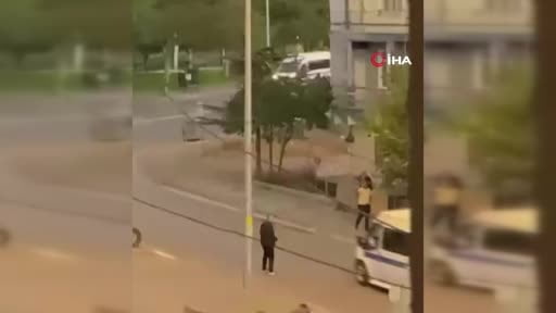 Kayseri’deki bıçaklı kavgada ölen şahsın, olay öncesi keserle yürüdüğü anların görüntüsü ortaya...