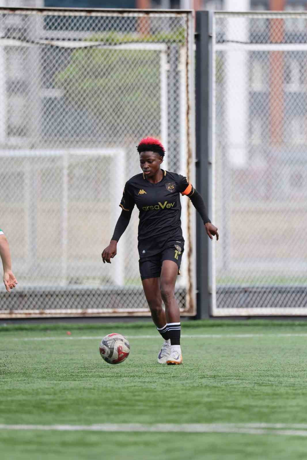 KAYSERİ KADIN FUTBOL KULÜBÜ'NÜN NİJERYALI GOLCÜSÜ KAFAYAT ATOKE BAŞHIRU, ŞİLE BİLGİDOĞA SPORTİF...
