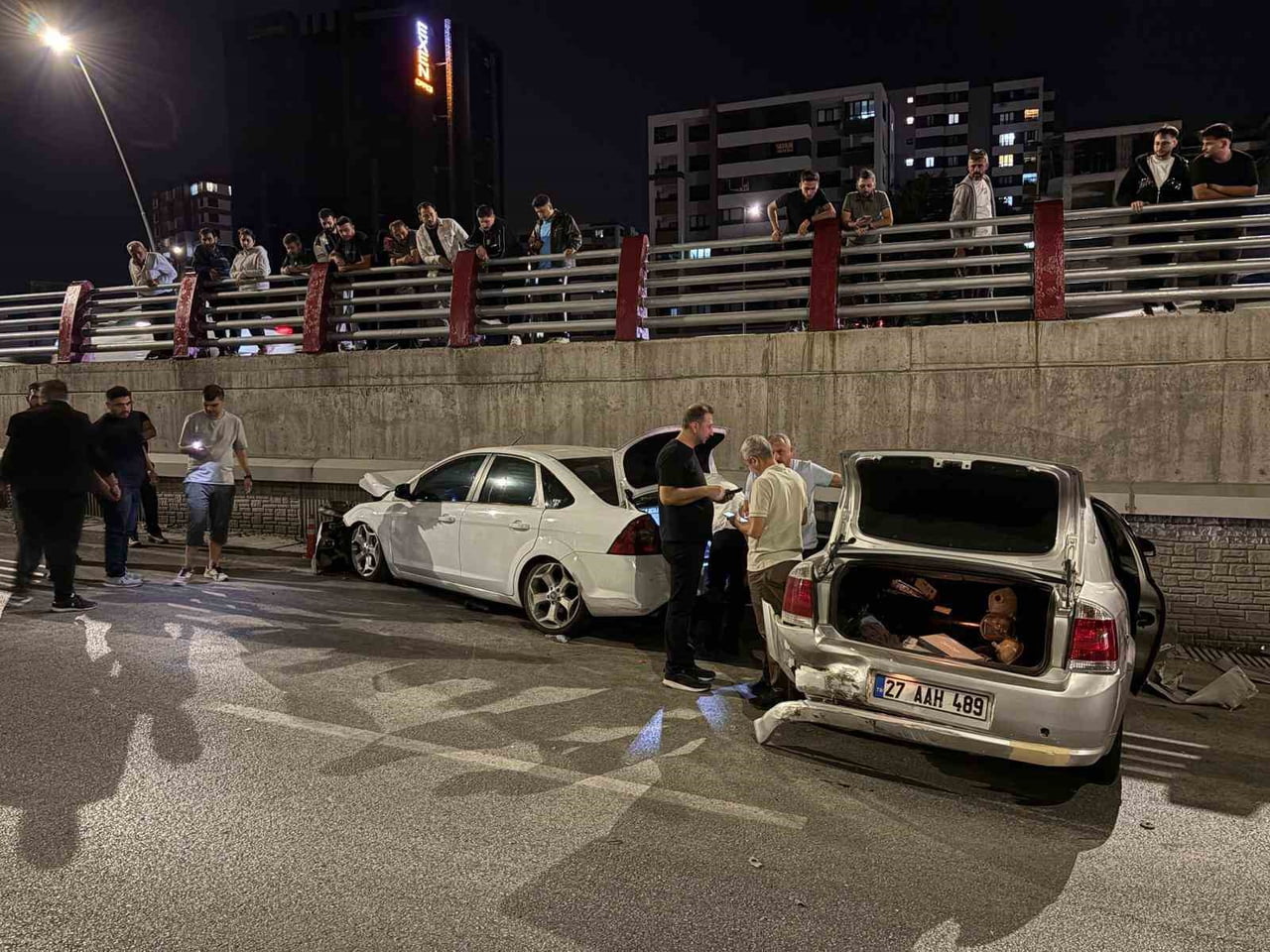 KAYSERİ’NİN KOCASİNAN İLÇESİNDE 3 OTOMOBİLİN ÇARPIŞTIĞI ZİNCİRLEME TRAFİK KAZASINDA, 2 SÜRÜCÜ...