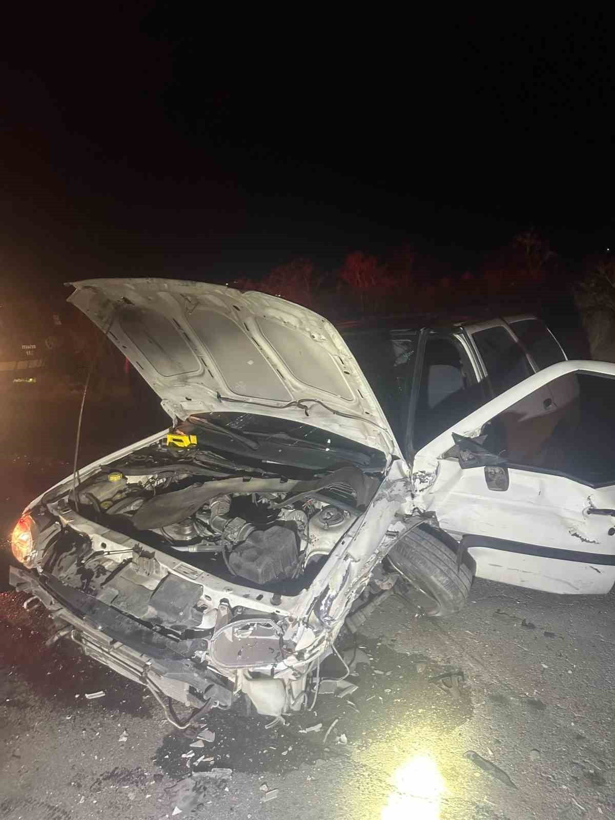 KAYSERİ’NİN KOCASİNAN İLÇESİNDE HAFİF TİCARİ ARAÇLA OTOMOBİLİN KAFA KAFAYA ÇARPIŞTIĞI TRAFİK...