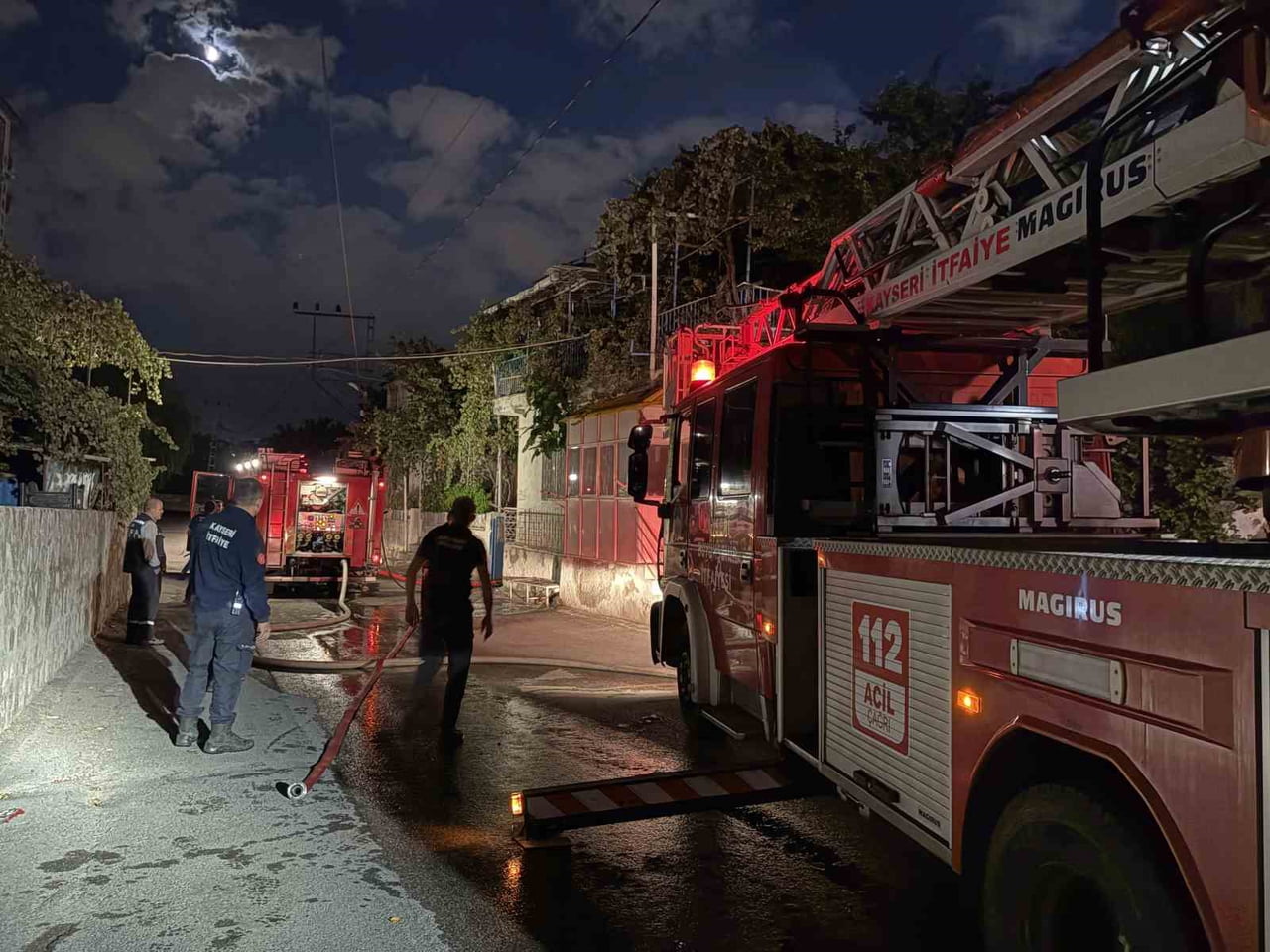 KAYSERİ’NİN KOCASİNAN İLÇESİNDE İDDİAYA GÖRE, BALKONDA YAKILAN MANGALDAN ÇIKAN YANGINDA İKİ KATLI...