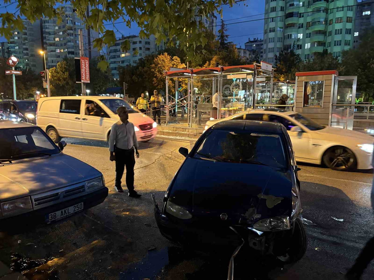 KAYSERİ’NİN KOCASİNAN İLÇESİNDE KONTROLDEN ÇIKAN OTOMOBİL TRAMVAY DURAĞINA ÇARPARKEN, KAZADA...