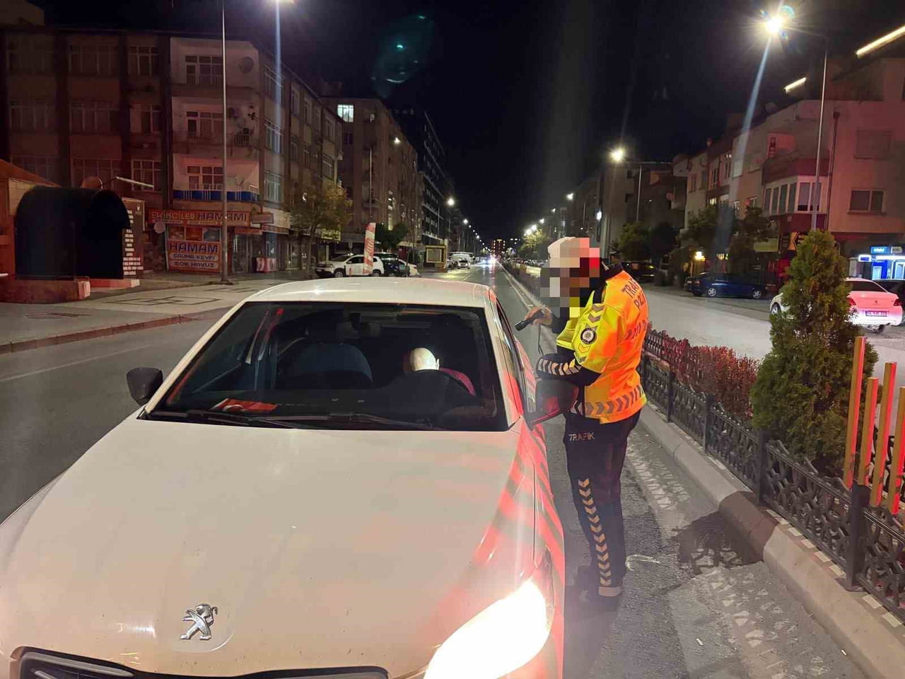 KAYSERİ’NİN KOCASİNAN İLÇESİNDE YOLUN ORTASINDA SIZAN ALKOLLÜ SÜRÜCÜ POLİS EKİPLERİNİN UZUN SÜREN...