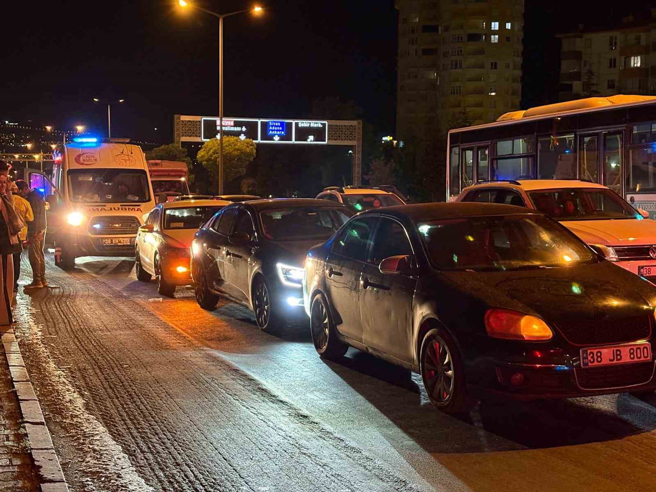 KAYSERİ’NİN MELİKGAZİ İLÇESİNDE 3 OTOMOBİLİN ÇARPIŞTIĞI ZİNCİRLEME TRAFİK KAZASINDA, 1 YOLCU...