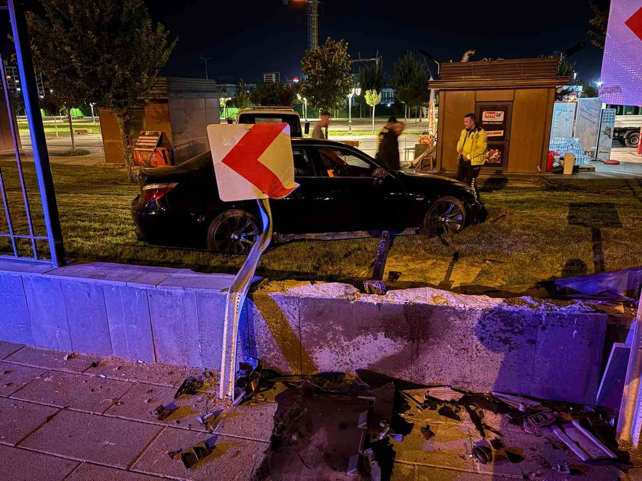 KAYSERİ’NİN MELİKGAZİ İLÇESİNDE BİR OTOMOBİL KALDIRIMA ÇARPARAK, HAVALANDI. 1 METRELİK DUVARI...
