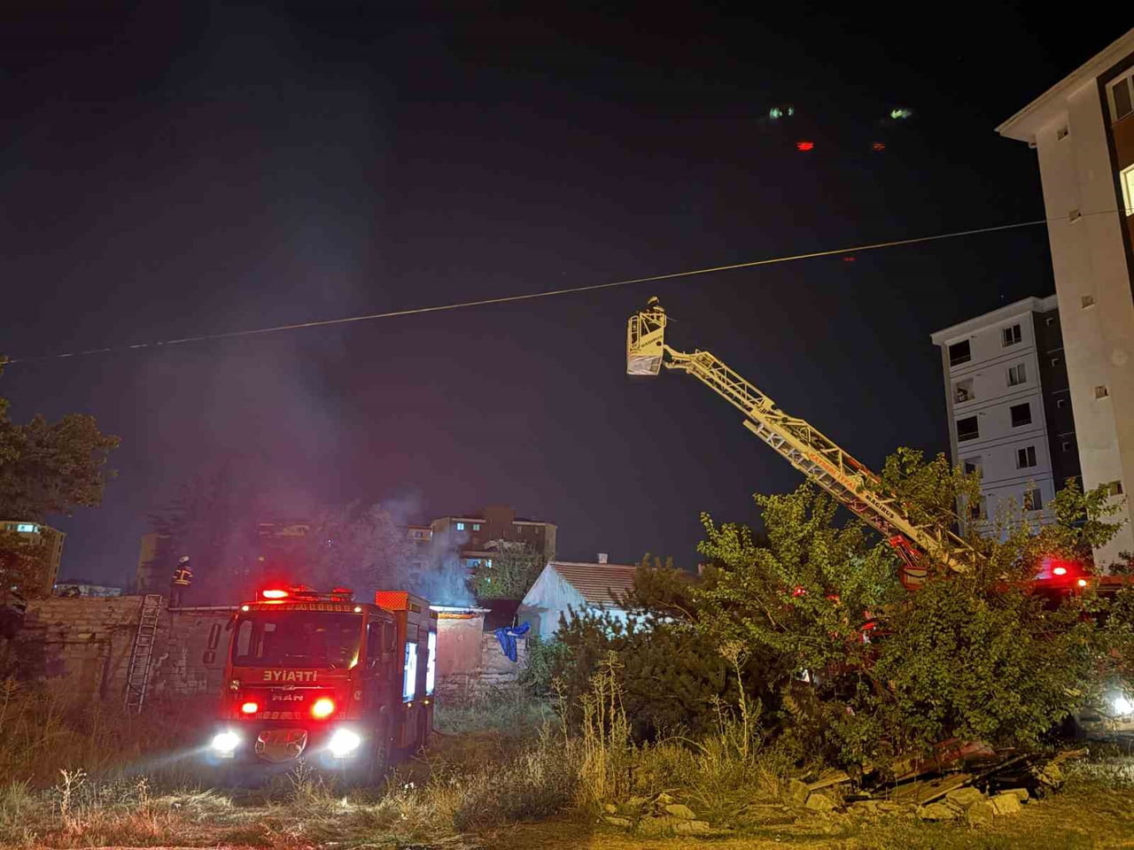 KAYSERİ’NİN MELİKGAZİ İLÇESİNDE ÇIKAN YANGINDA MÜSTAKİL İKAMET CAYIR CAYIR YANDI. YANGIN İTFAİYE...