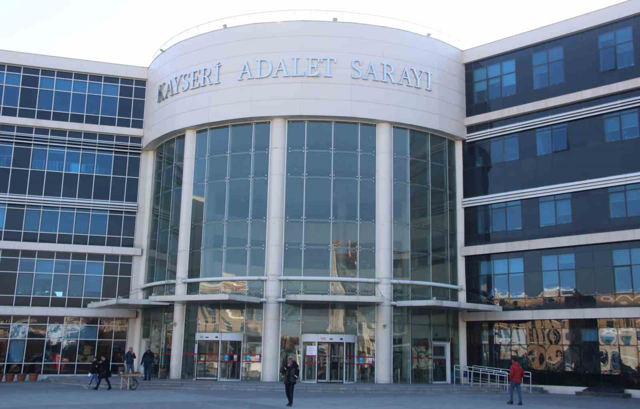 KAYSERİ’NİN MELİKGAZİ İLÇESİNDE İKİ KADIN ARASINDA ÇIKAN VE BİR KİŞİNİN BIÇAKLA YARALANDIĞI OLAYA...