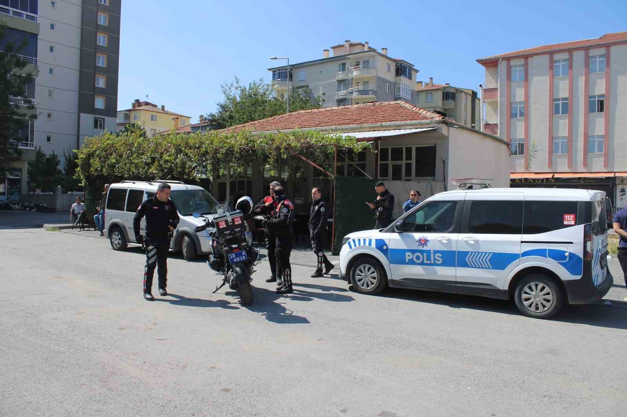 KAYSERİ’NİN MELİKGAZİ İLÇESİNDE KIRAATHANE ÇALIŞANI TARAFINDAN TÜFEKLE VURULARAK, AĞIR YARALANAN...