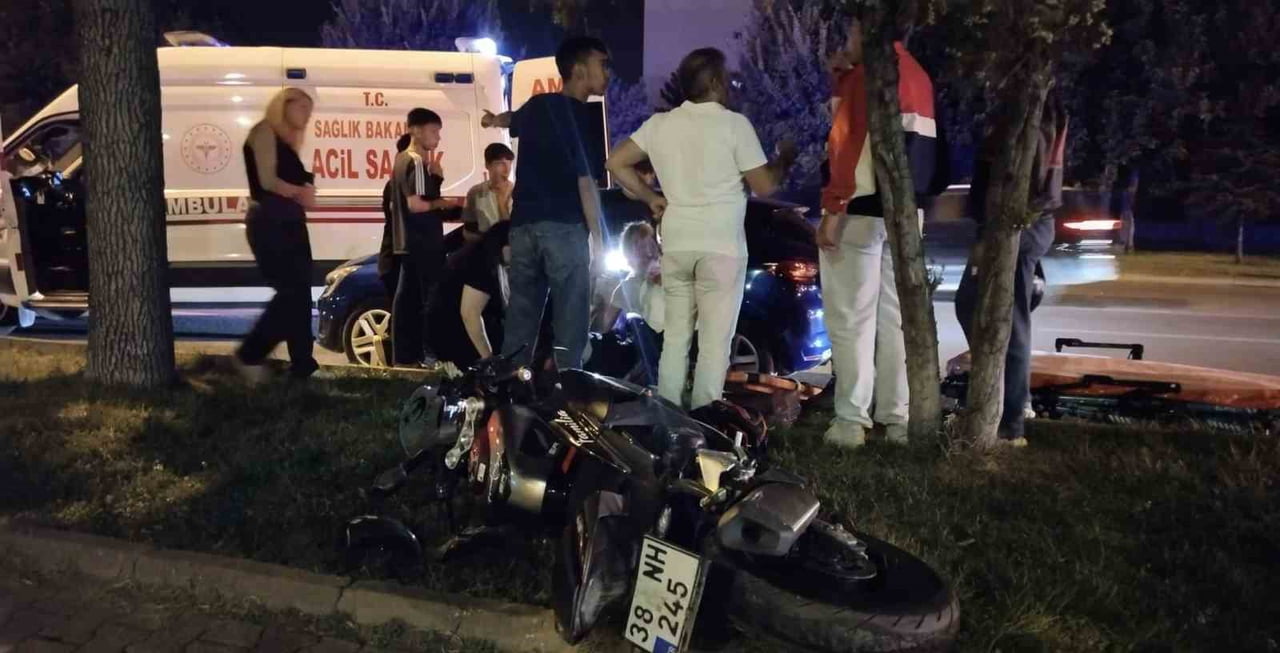 KAYSERİ’NİN MELİKGAZİ İLÇESİNDE OTOMOBİLLE MOTOSİKLETİN ÇARPIŞTIĞI KAZADA, MOTOSİKLET SÜRÜCÜSÜ...