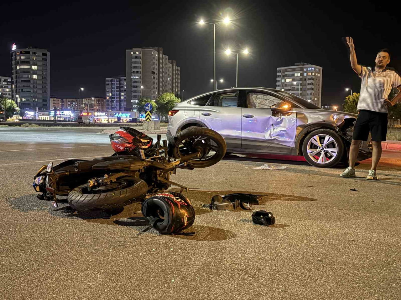 KAYSERİ’NİN MELİKGAZİ İLÇESİNDE OTOMOBİLLE MOTOSİKLETİN ÇARPIŞTIĞI TRAFİK KAZASINDA, MOTOSİKLET...