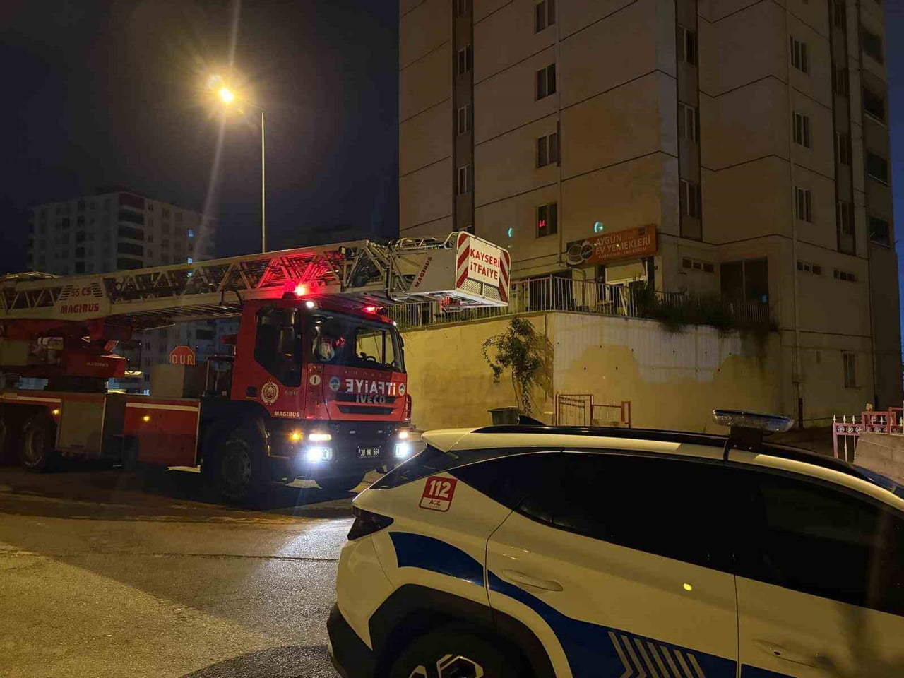KAYSERİ’NİN TALAS İLÇESİNDE 10 KATLI BİR BİNANIN ZEMİN KATINDAN YÜKSELEN DUMAN, PANİĞE NEDEN OLDU....