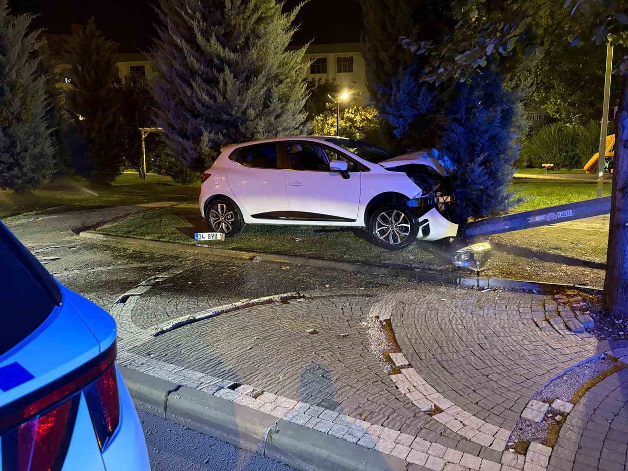 KAYSERİ’NİN TALAS İLÇESİNDE KONTROLDEN ÇIKAN OTOMOBİL KARŞI YOLA GEÇEREK, ELEKTRİK DİREĞİNE...