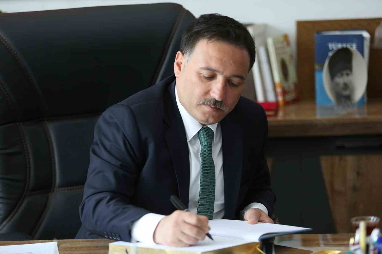 KAYSERİ VALİSİ GÖKMEN ÇİÇEK; 19 EYLÜL GAZİLER GÜNÜ DOLAYISIYLA MESAJ YAYIMLADI.