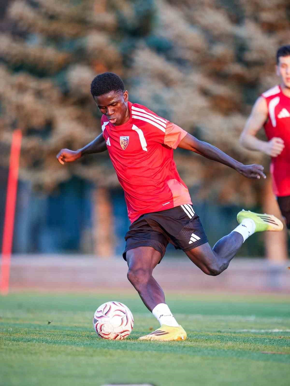KAYSERİSPOR'UN FUTBOLCUSU MAMADİ CABA CAMARA, 2027 AFRİKA ULUSLAR KUPASI ELEMELERİ KAPSAMINDA...