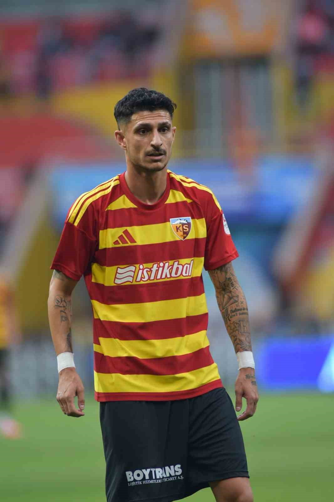 KAYSERİSPOR’DA SON 2 MAÇTA FORMA GİYEMEYEN BENHUR KESER, CEZASINI TAMAMLANDI.
