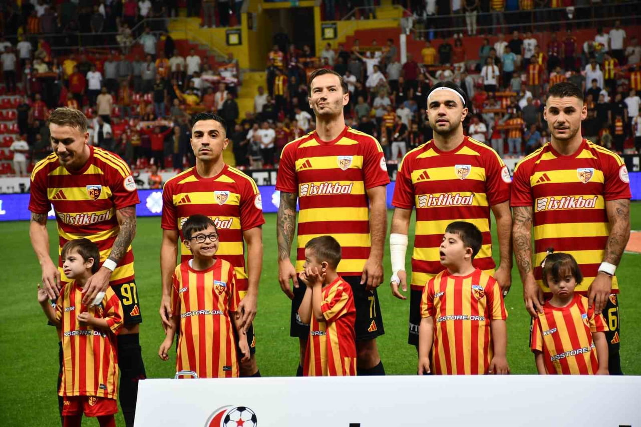 KAYSERİSPOR-İSTANBULSPOR MAÇI SERAMONİSİNE HER İKİ TAKIMIN FUTBOLCULARI DOWN SENDROMLU ÇOCUKLARLA...