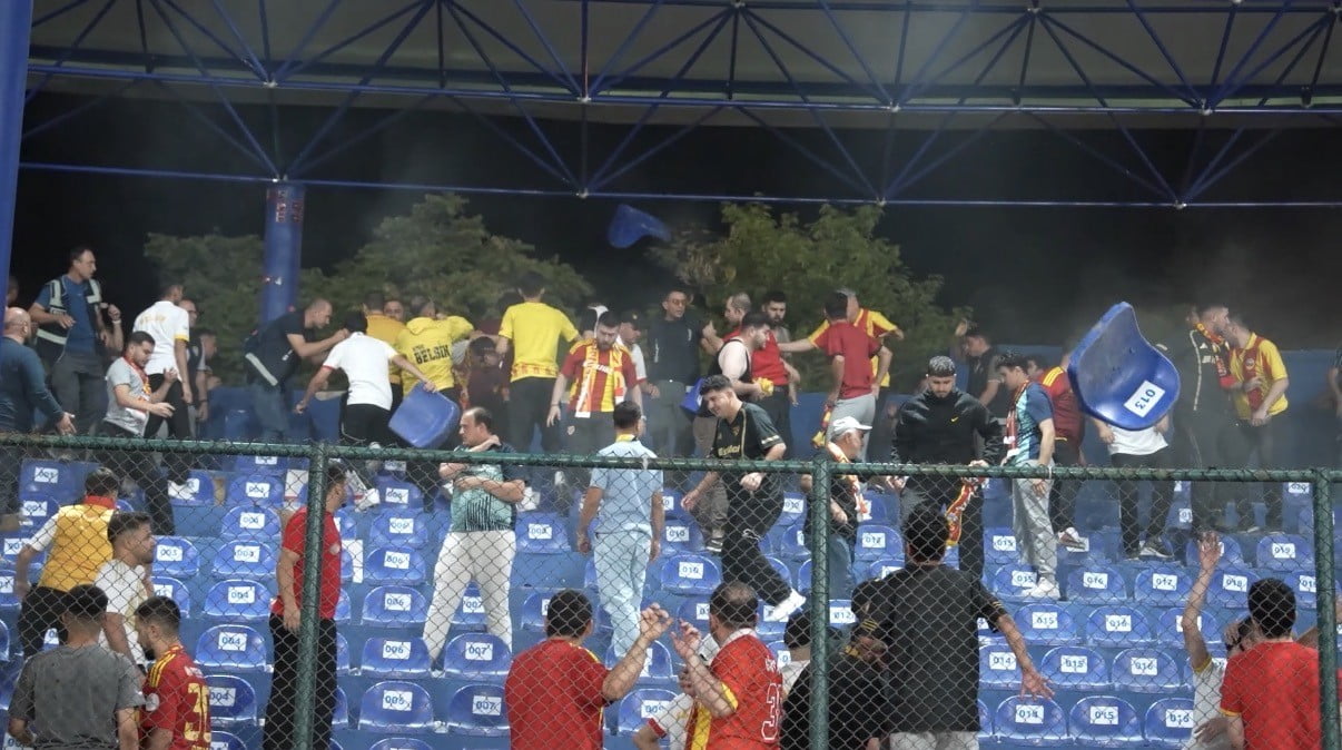 KAYSERİSPOR TARAFTARLARI TRİBÜN KOLTUKLARINI KIRDI, STADYUM ZARAR GÖRDÜ